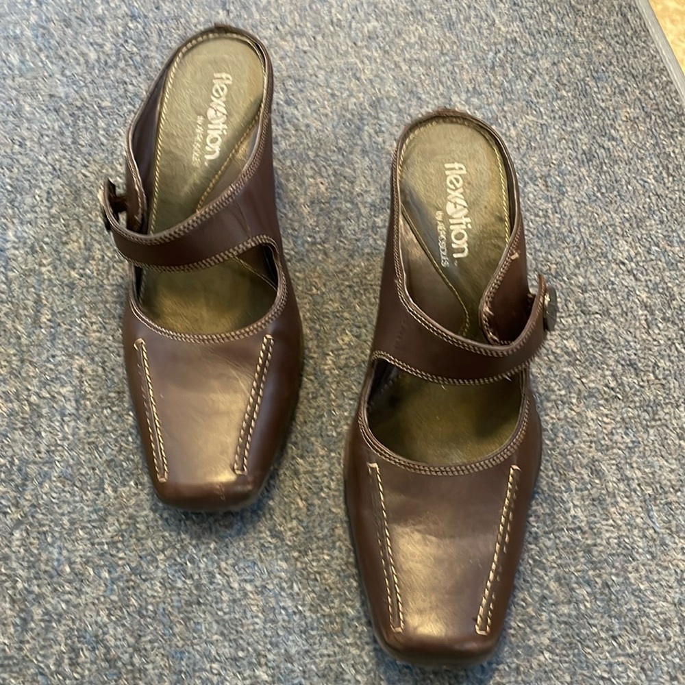 Brown size 8 1/2 woman’s heeled shoes